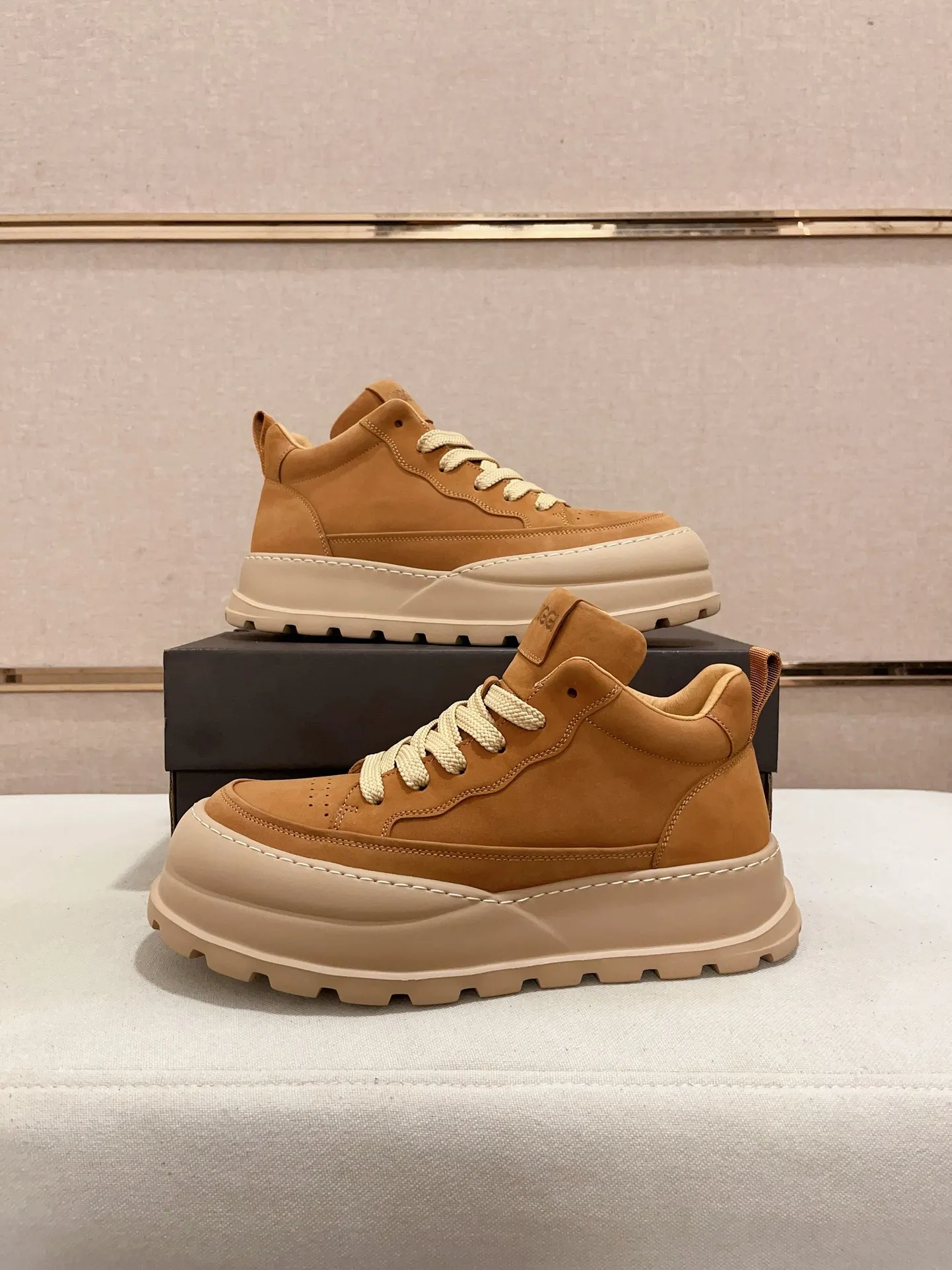 Factory price: 800💰North American men's shoes Ugg ☃️In the special sale of new high-quality men's shoes snow boots in autumn and winter, the nemesis of extreme cold weather! Made of cowhide leather, merino wool lining, and original outsole, whether driving, outdoor or daily wear, there is always one that suits you! Code number 39-44